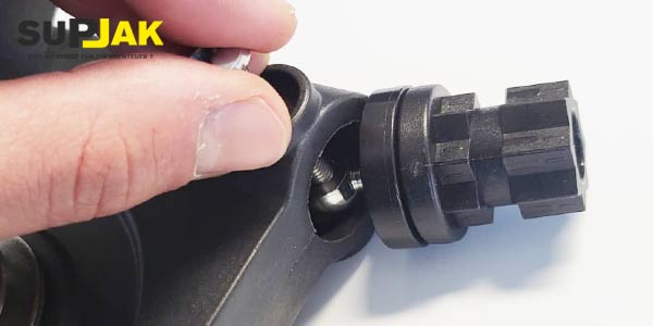 Oogbout met stuurinrichting verbinden