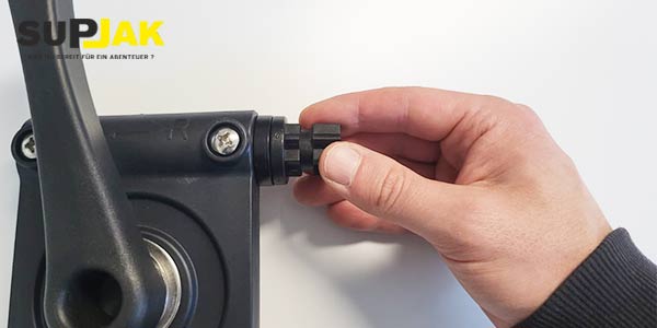 Draai de Railblaza adapter vast