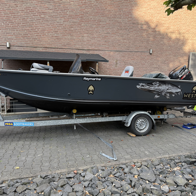 Aufkleber fürs neue Angelboot