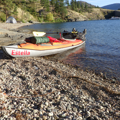 Kayak pneumatique sur le lac Okanagan en Colombie-Britannique, Canada